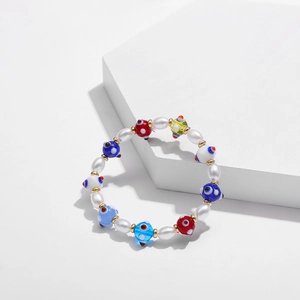 Detalle de pulsera de perlas barrocas Y2K con cuentas de vidrio de ojo turco y oro fino