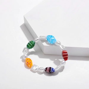 Detalle de pulsera de perlas barrocas Y2K con cuentas de vidrio de colores en base blanca