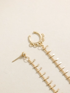 Détail de boucles d'oreilles dorées à franges avec plaques géométriques et chaîne bohème
