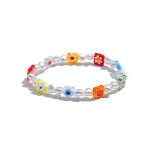 Primer plano de pulsera con perlas barrocas Y2K y cuentas de vidrio con flores