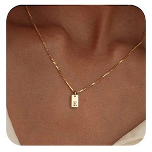 Detail der 18K Gold Edelstahl Box-Kette mit quadratischem Buchstaben-E-Anhänger