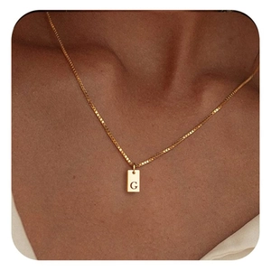 18K vergoldete Edelstahlkette mit quadratischem G-Buchstaben-Anhänger am Hals