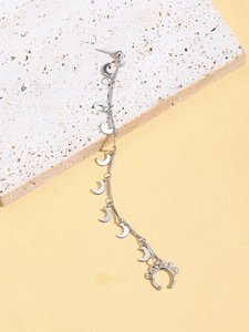 Détail d'une boucle d'oreille chaîne à franges croissant de lune avec anneau texturé argent