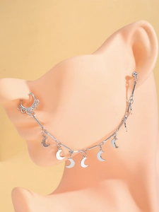 Détail de la chaîne de nez à oreille argentée avec pendentifs lune sur modèle