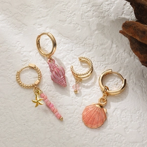 Set di quattro orecchini stile boho con conchiglie rosa e perline a stella dorata