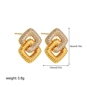 Boucles d'oreilles or 18K avec pavé de zircon carré et design cœur nervuré