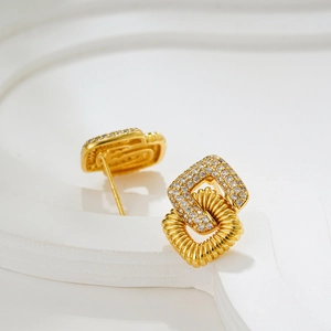 Boucles d'oreilles géométriques dorées 18K avec zircons sertis et anneaux entrelacés