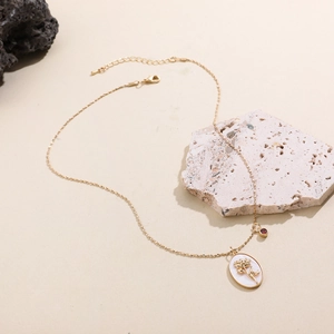 Collana vintage dorata con ciondolo ovale floreale in madreperla e piccola gemma rossa