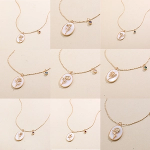 Collana con Pendente Ovale in Acciaio Inossidabile con Fiore del Mese di Nascita in Madreperla Oro Retrò Gioielli Floreali Eleganti da Donna
