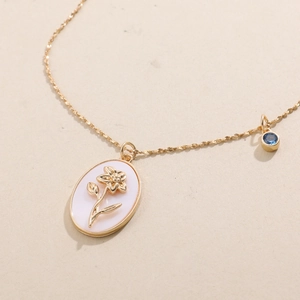 Collana vintage in oro con ciondolo floreale ovale in madreperla e gemma blu