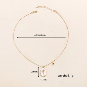 Dettaglio della collana con ciondolo a fiore ovale con misure e catena di 45cm