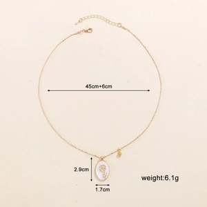 Dettaglio della collana con ciondolo floreale dorato in acciaio inossidabile con specifiche