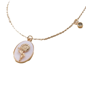 Collana con ciondolo a girasole in madreperla e pietra verde su catena dorata