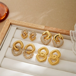 Gros plan de boucles d'oreilles en acier inoxydable doré 18K avec perles et zircons