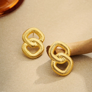 Boucles d'oreilles double anneau en acier doré 18K avec texture torsadée élégante