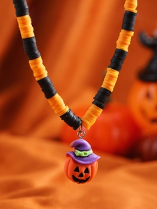 Detail der Halloween-Halskette mit orangen Heishi-Perlen und Kürbis-Hexenhut-Anhänger