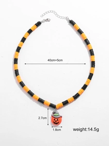 Detail der Halloween-Halskette mit Kürbis-Anhänger und orange-schwarzen Tonperlen