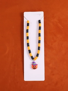 Detail der Halloween-Halskette mit Kürbis-Anhänger und orangefarbenen Tonperlen