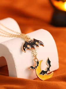 Detailansicht der Halloween Fledermaus- und Mondanhänger mit feiner Emaillierung