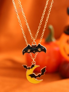 Detail der Halloween-Halskette mit schwarzer Fledermaus und gelbem Mondsichel-Anhänger