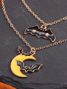 Makroaufnahme von Halloween-Halsketten mit schwarzem Glitzer-Fledermaus-Anhänger