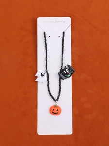 Nahaufnahme der Halloween-Perlenkette mit Geist- Fledermaus- und Kürbisanhängern auf Karte