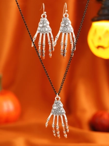 Details des silbernen Skeletthand-Schmucksets mit Halskette und Ohrringen für Halloween