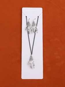 Nahaufnahme der gotischen Skeletthand-Halskette mit schwarzer Kette auf Display