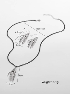 Detailansicht Gothic Skelett-Hand Halskette und Ohrringe Set mit Maßangaben in Silber