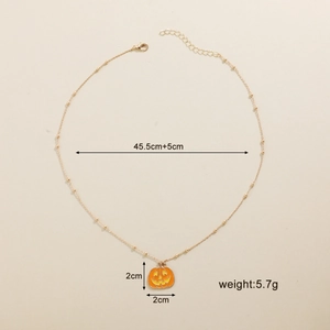 Detailansicht eines 2 cm Kürbis-Anhängers an einer 45,5 cm goldfarbenen Perlenkette