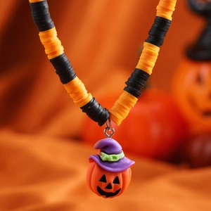 Halloween-Halskette mit orange-schwarzen Tonperlen und lila Hexenhut-Kürbis-Anhänger