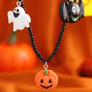 Halloween Perlenhalskette mit Geist Fledermaus und Kürbis Anhängern auf Orange