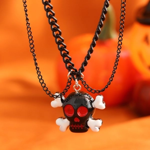 Gotische Totenkopf-Halskette mit roten Augen auf einem orangefarbenen Halloween-Hintergrund