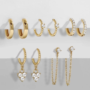 Set de cinco pendientes minimalistas dorados de circón con aros, tachuelas y borlas