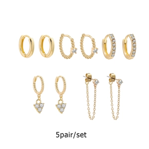 Set de 5 pares de pendientes de aro y cadena dorados con circonitas en micro-pavé