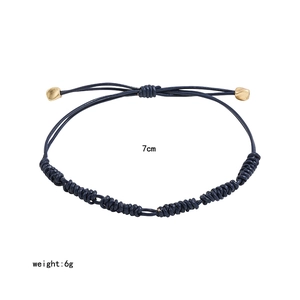 Bracciale in pelle intrecciata blu scuro con perline dorate e nodi stile nautico
