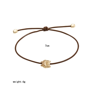 Bracciale in pelle marrone con ciondolo a forma di gufo dorato e diametro di 7 cm
