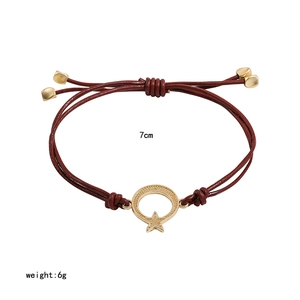 Bracciale minimalista in pelle rosso scuro con ciondoli a luna e stella dorati