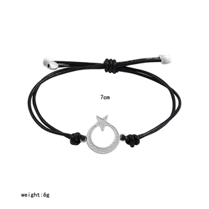 Bracciale regolabile in cordino nero con ciondolo a stella e luna argentata