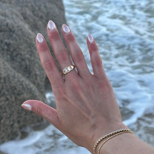 Bague en or 18 carats avec zircon carré et bracelet de tennis sur fond de plage