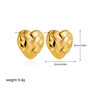 Dettaglio della trama intrecciata e misure 22mm dei orecchini a cuore in oro 18K