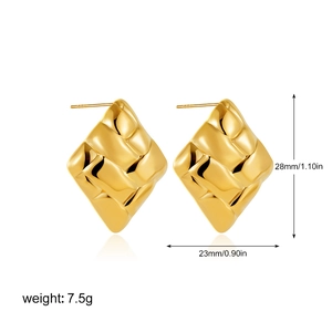 Dettaglio con dimensioni di orecchini a rombo placcati oro 18K trama intrecciata