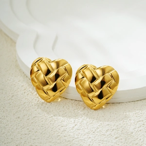 Orecchini a cuore in oro 18K con trama intrecciata su supporti geometrici bianchi minimi