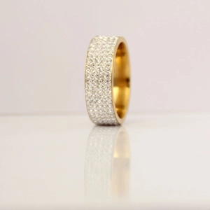 Dettaglio anello dorato 8mm con cinque file di cristalli pavé su acciaio inossidabile