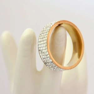 Dettaglio macro dell'anello 8mm in oro rosa e acciaio con cinque file di cristalli pavé