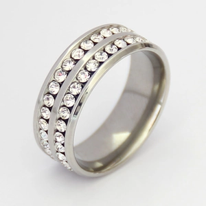 Anillo de acero inoxidable plateado con dos filas de cristales redondos brillantes