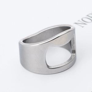 Creatieve roestvrijstalen flesopener ring met een praktische brede band en zilveren look