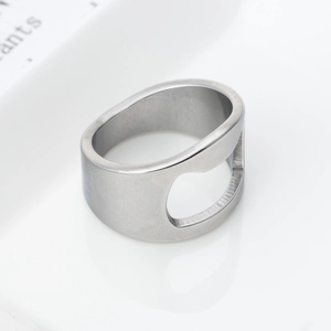 Creatieve roestvrijstalen ring met flesopener functie in een minimalistisch zilver