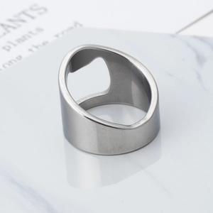 Minimalistische zilveren flesopener ring van roestvrij staal op wit marmer