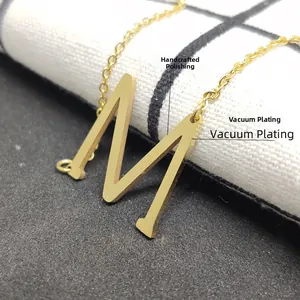 Detail van de 18K goud vacuüm vergulde letter M hanger met hoogglans gepolijste afwerking
